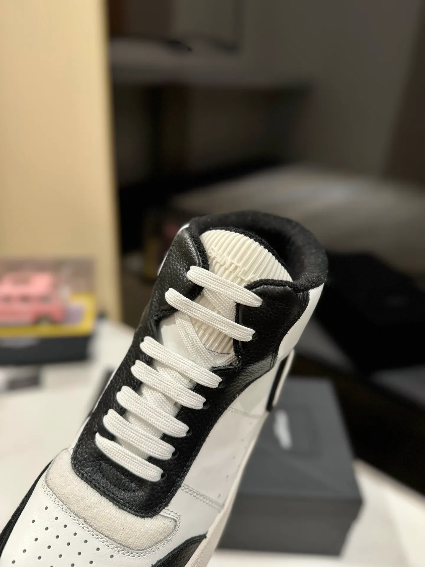👟👟Ex-factory price 680👟👟 [High version for couples] YSL SAINT LAURENT Yves Saint Laurent SL61, the latest popular casual series in spring and summer...👍👍 Yves Saint Laurent SL61, original purchase, 1:1 replica, fresh blood injection and casual retro design, super good-looking and versatile, the upper is made of cowhide punching and splicing, the upper is super soft , lightweight and comfortable to match with sweatshirts, it is recommended to have one pair in each hand😁 ✅Fabric: Original customized cowhide ➕Punching process ➕Last process ✅Inner lining: Original towel lining ✅Feet: Original customized cowhide ✅Outsole: Original molded two-color bottom ✅Packaging: Original full set of packaging ✅Code number: 35-46 (Female 41.42. Male 38.45.46 Customized, non-returnable)